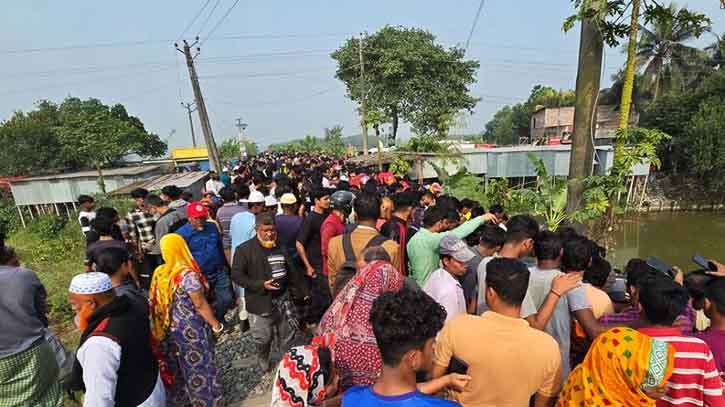 ফরিদপুরে মাইক্রোবাসে ট্রেনের ধাক্কায় প্রাণহানি ৫