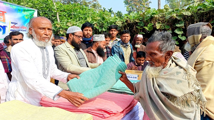 সরিষাবাড়ীতে দরিদ্রদের মাঝে শীতবস্ত্র বিতরণ