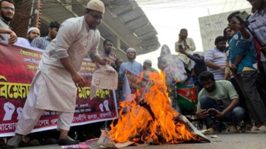 প্রথম আলো ও ডেইলি স্টারের সাইনবোর্ড ভাঙচুর