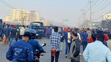 গাজীপুরে বেতন বাড়ানোর দাবিতে শ্রমিকদের সড়ক অবরোধ ও বিক্ষোভ