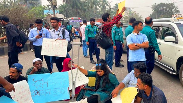 বিভিন্ন স্থানে ধর্ষণ: প্রতিবাদে আসাদ গেটে ছাত্র-জনতার সড়ক অবরোধ