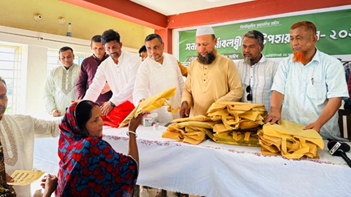 দাগনভূঞায় সনাতন ধর্মাবলম্বী দুঃস্থদের পাশে মেজবাহ্ সাঈদ