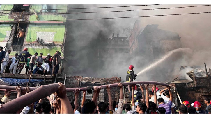 পুরান ঢাকায় বাড়িতে অগ্নিকাণ্ড, নিয়ন্ত্রণে ৮ ইউনিট