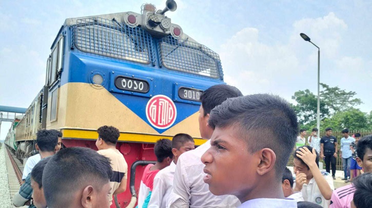 ট্রেনে কাটা পড়ে স্কুলছাত্রীর প্রাণহানি, রেললাইন অবরোধ