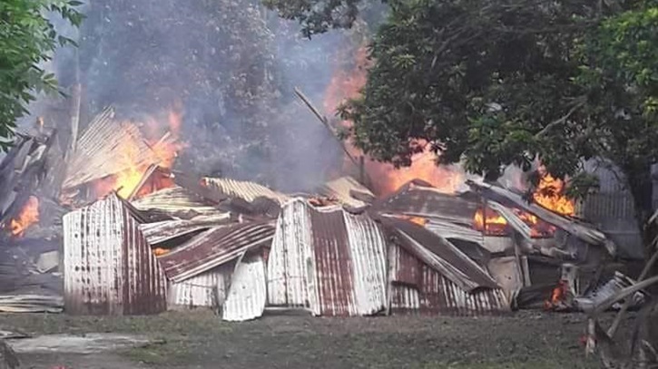 বাগেরহাটের মোরেলগঞ্জে বসতঘর পুড়ে ছাই